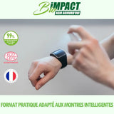 Homme nettoyant montre connectee apple watch